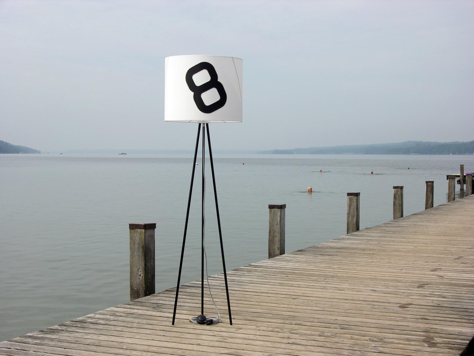 Lumbono Stehleuchte Tripod Heimathafen schwarz Steg See mit Schwimmern quer