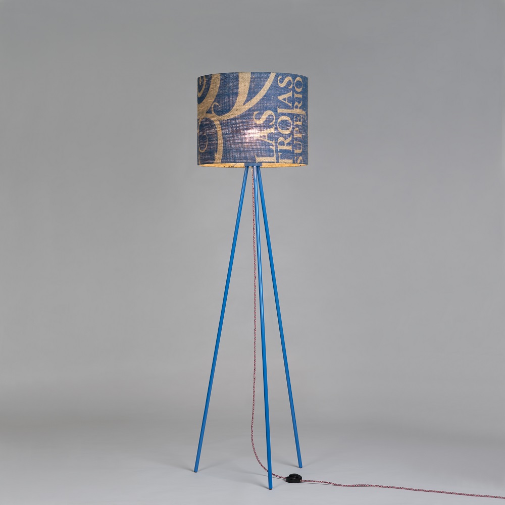 lumbono-stehleuchte-blau (11) Stehleuchte Tripod Perlbohne N°72 aus Bronze und Kaffeesack